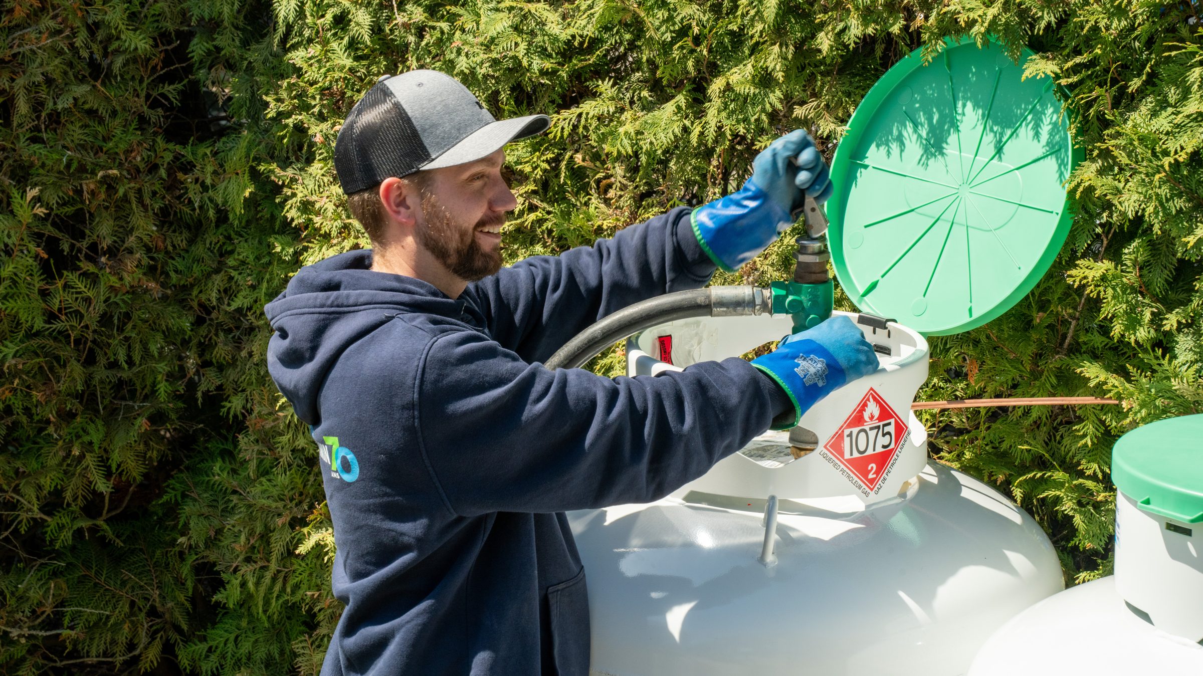 Livreur de propane de Mazout & Propane Beauchemin effectuant un remplissage de réservoir